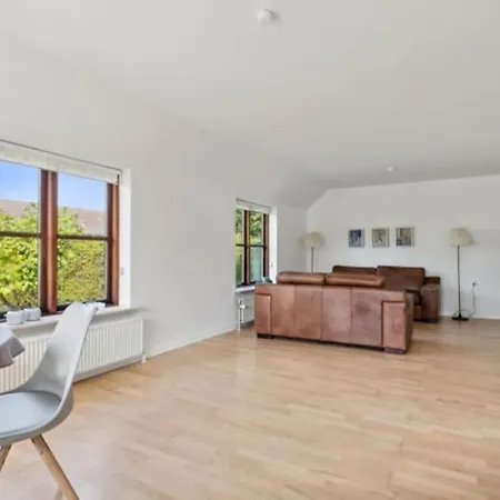 Lille Hus Naer By Og Hav Holiday home