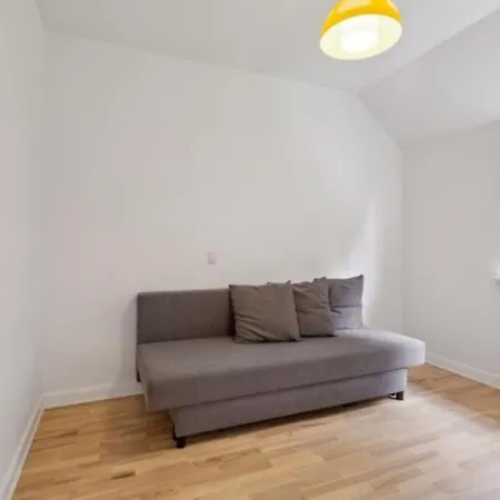 Lille Hus Naer By Og Hav