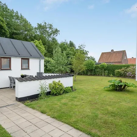 Lille Hus Naer By Og Hav *